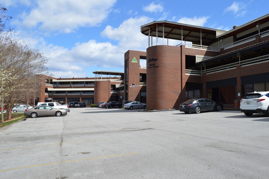 More Photos Of 7010 Lee Hwy, Chattanooga Storefront Retail Office For Sale