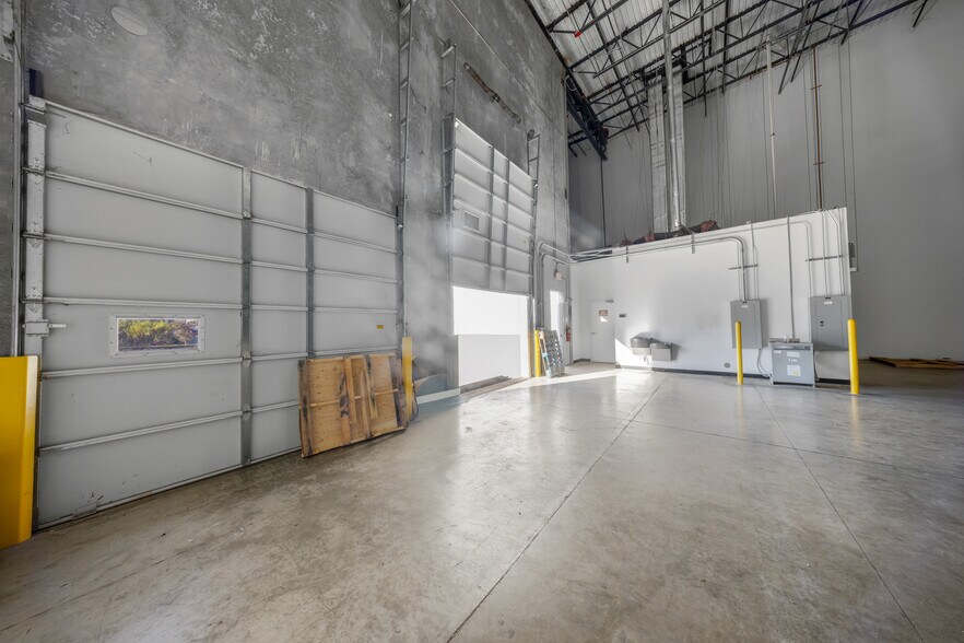 More Photos Of 14001 NW 112th Ave, Hialeah Gardens Warehouse For Lease