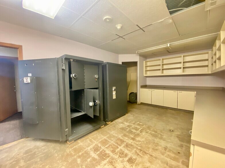More Photos Of 1308 Boston Ave, Nederland Bank For Sale