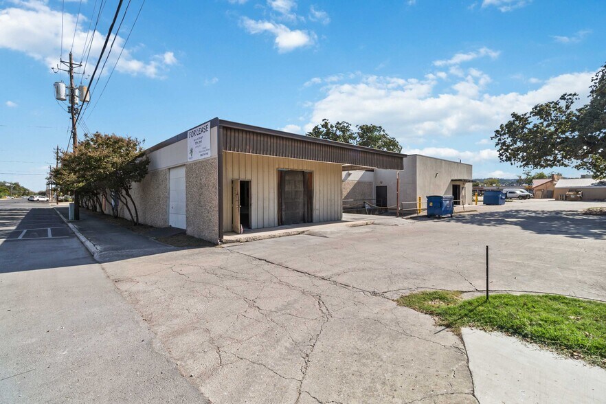 More Photos Of 429 Jefferson St, Kerrville Light Manufacturing For Lease
