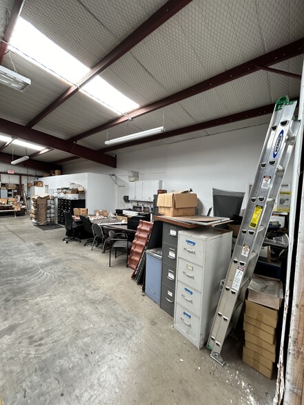 More Photos Of 440 N Broadway St, Joshua Manufacturing For Lease