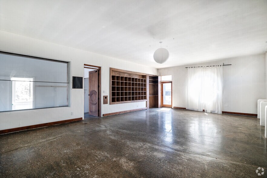 More Photos Of 2121 Lincoln Blvd, Venice Freestanding For Lease