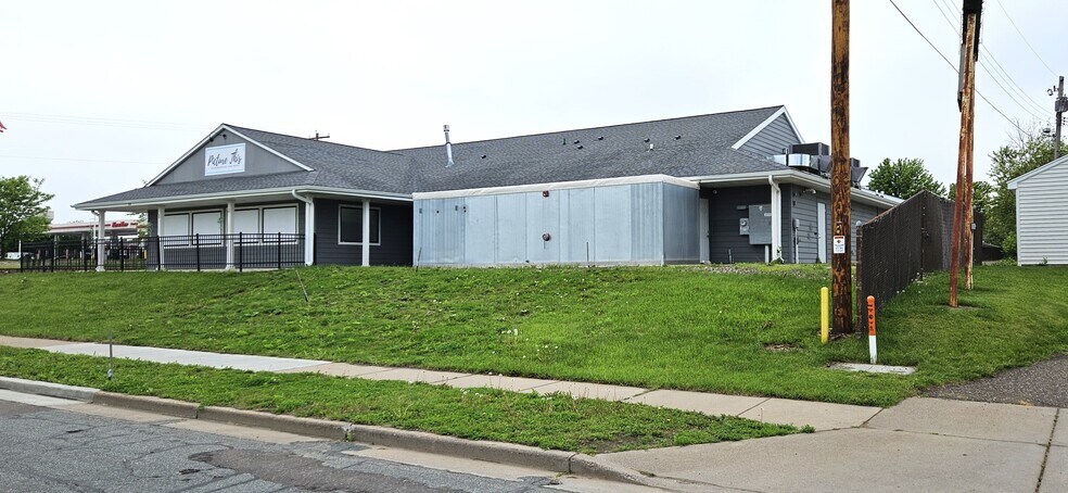 More Photos Of 2235 N Clairemont Ave, Eau Claire Freestanding For Sale