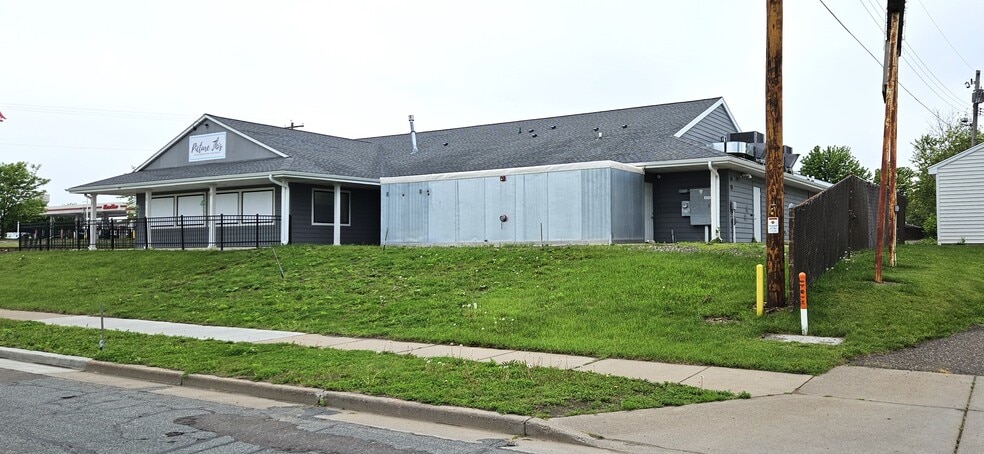 More Photos Of 2235 N Clairemont Ave, Eau Claire Freestanding For Sale