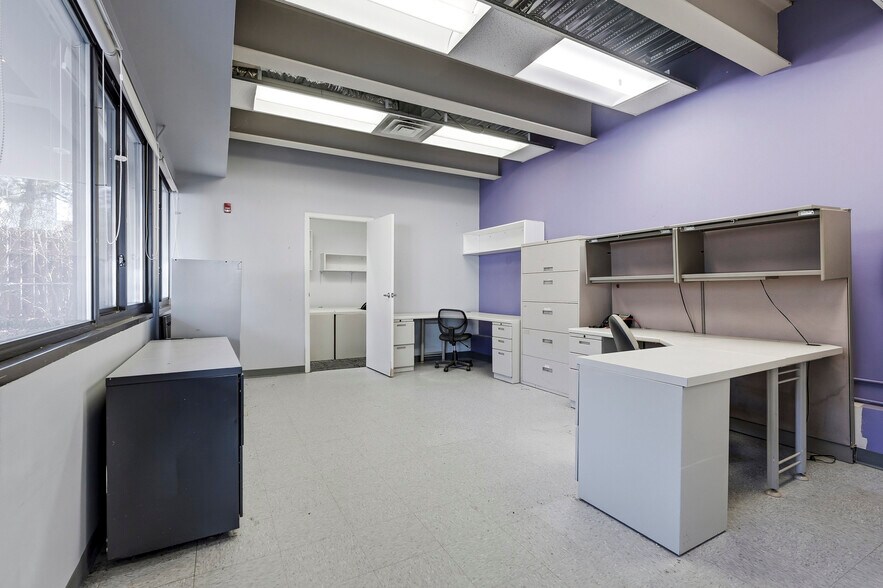 More Photos Of 104 Harbor Rd, Port Washington Office For Lease