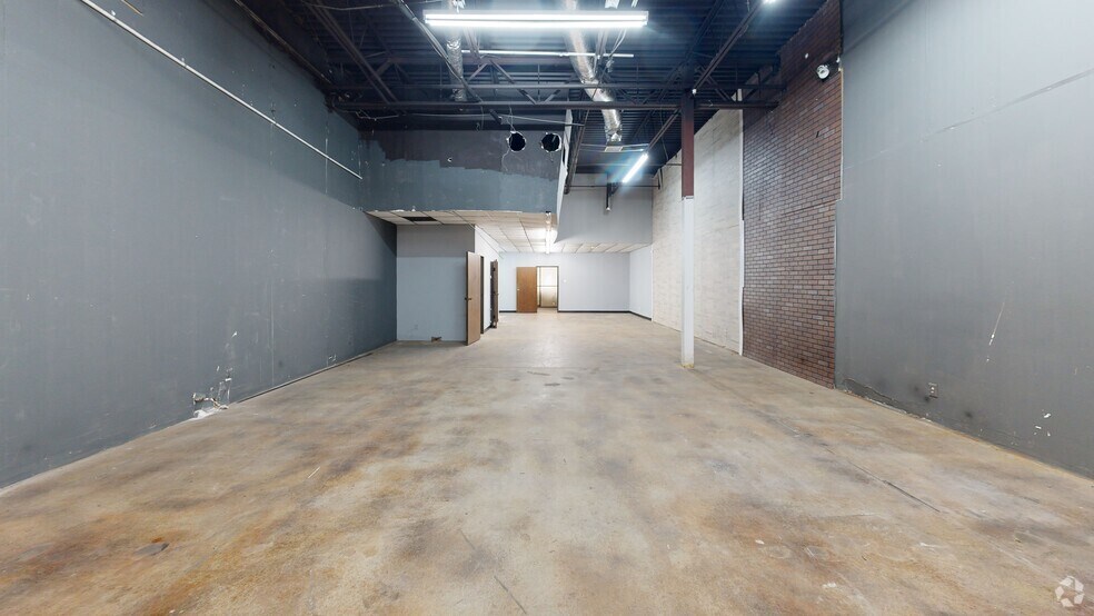 More Photos Of 325 Gold St, Garland Warehouse For Lease