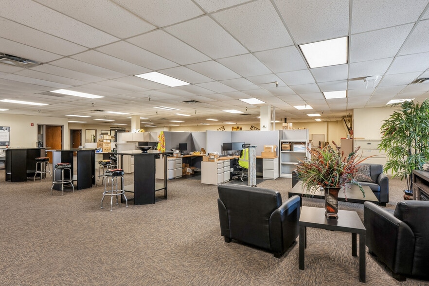 More Photos Of 2301 Fleur Dr, Des Moines Warehouse For Sale