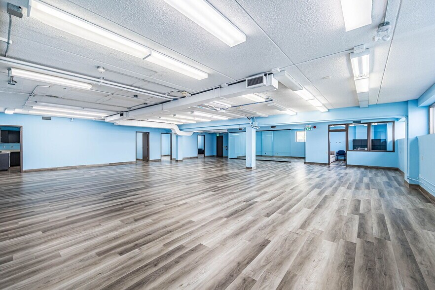 More Photos Of 220 Advance Blvd, Brampton Office For Sale