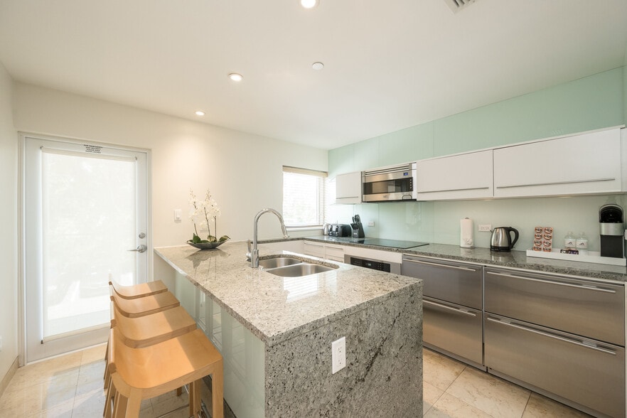 More Photos Of 1401 Simonton St, Key West Hotel For Sale