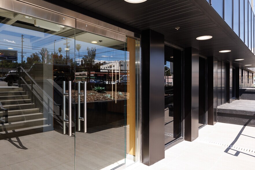 More Photos Of 22801 Ventura Blvd, Woodland Hills Office For Lease