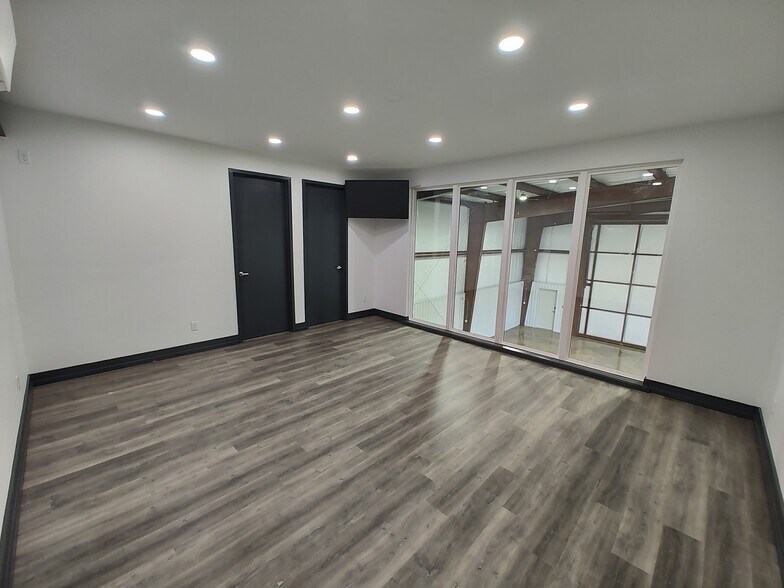 More Photos Of 165 Perimeter Road Rd, Longview Airplane Hangar For Sale