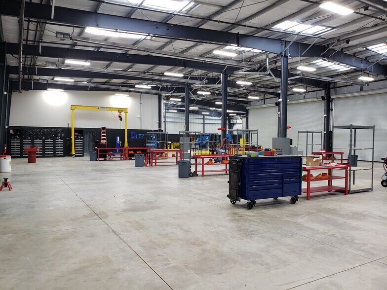 More Photos Of 2475 NW Canal Blvd, Redmond Flex For Lease