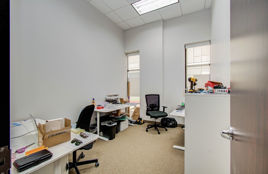 More Photos Of 9330 Kirby Dr, Houston Research And Development For Lease