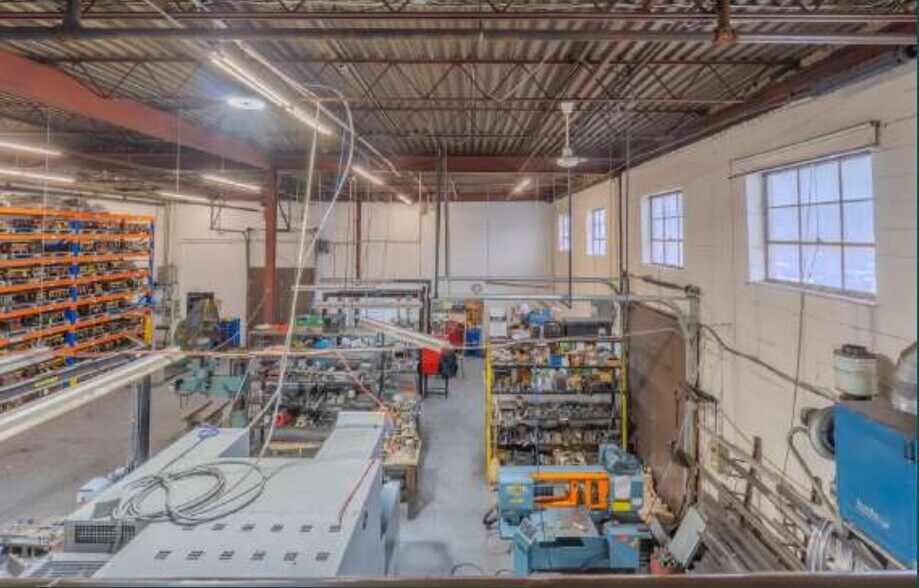More Photos Of 295-455 Deslauriers Rue, Saint-Laurent Warehouse For Lease