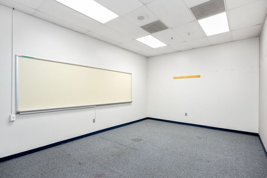 More Photos Of 2800 Diode Ln, Louisville Warehouse For Lease