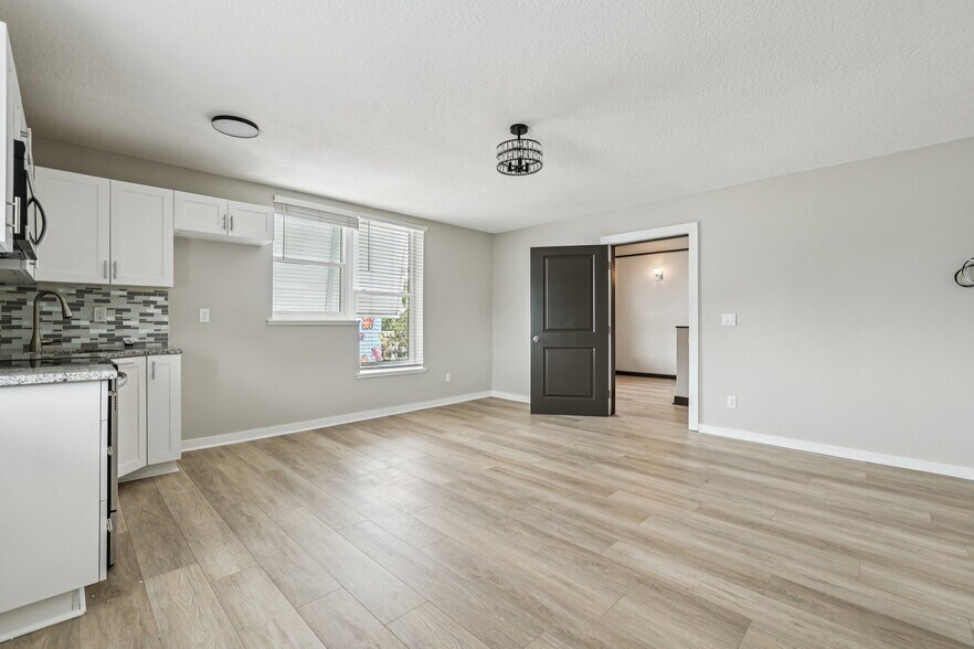 More Photos Of 801 W Montrose St, Clermont Restaurant For Sale