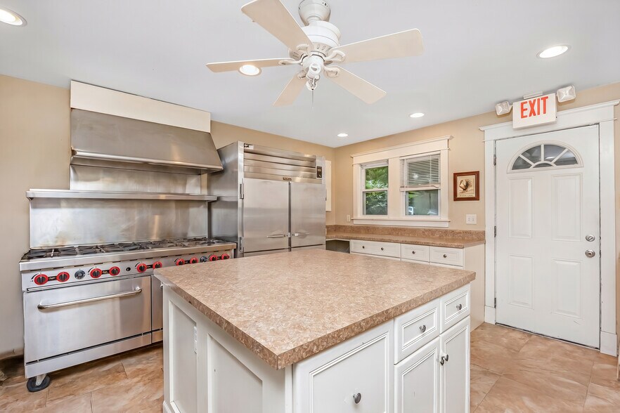 More Photos Of 645 Middle Country Rd, Middle Island Office For Sale
