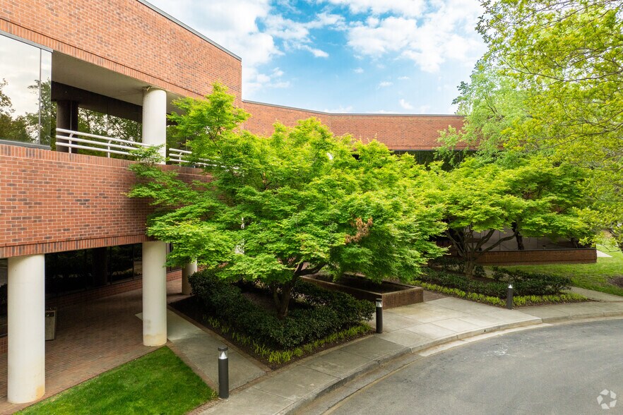 Primary Photo Of 9211 Forest Hill Ave, Richmond Coworking Space