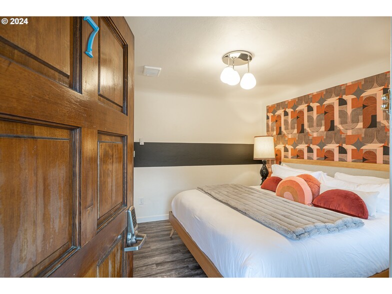 More Photos Of 1175 2nd St SE, Bandon Hotel For Sale