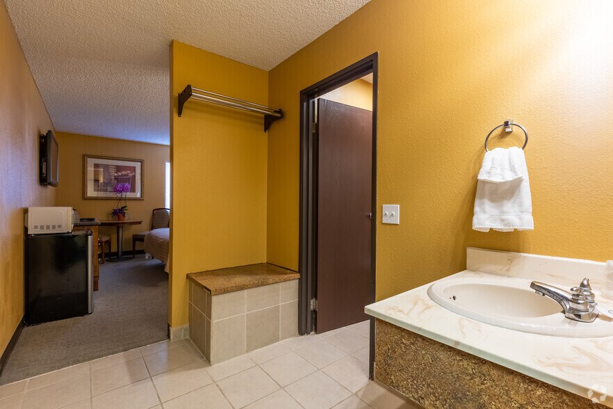 More Photos Of 336 Lee Ave, Bullhead City Hotel For Sale