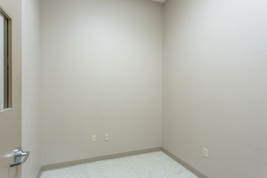 More Photos Of 16 Gosnell, Staunton Medical For Sale