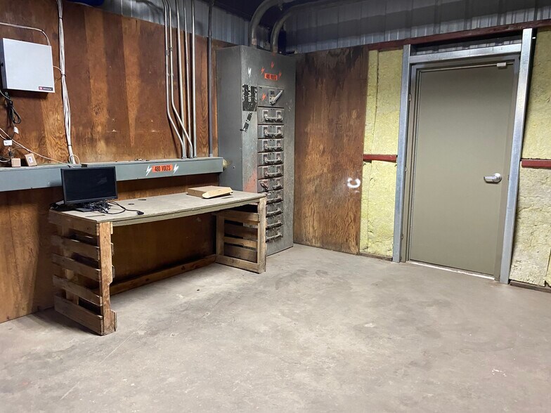 More Photos Of 140 Factory Rd, Eaton Service For Sale