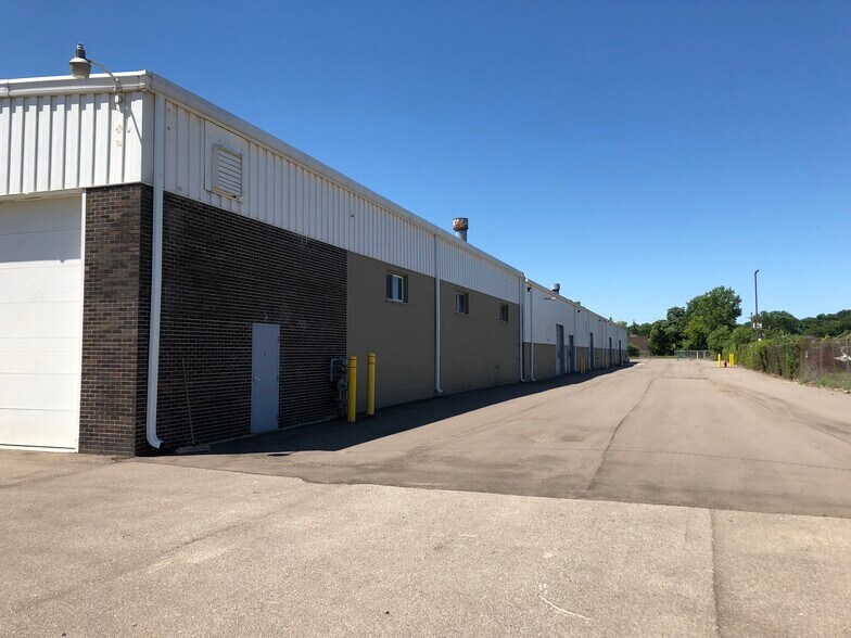 More Photos Of 21375 Telegraph Rd, Southfield Warehouse For Lease