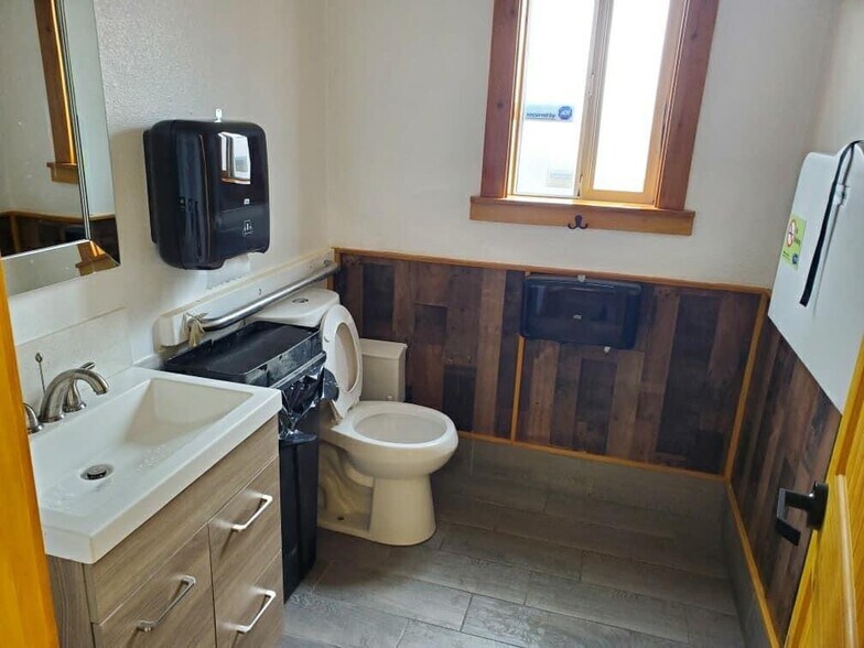 More Photos Of 411 Oregon Way, Longview Fast Food For Sale