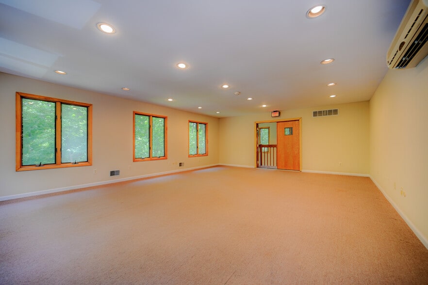 More Photos Of 270 Route 9 N, Manalapan Township Office For Lease