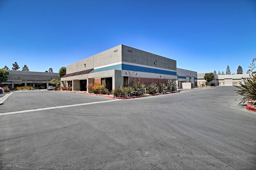 More Photos Of 1891 Goodyear Ave, Ventura Manufacturing For Lease