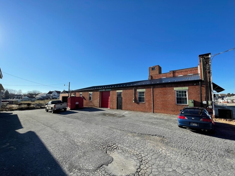 More Photos Of 130 W 3rd St, Waynesboro Light Distribution For Lease