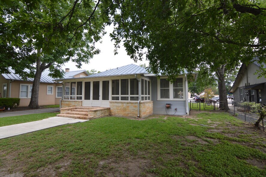 More Photos Of 117 Rosewood Ave, Boerne Storefront Retail Office For Sale