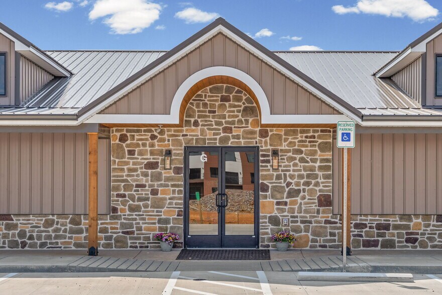 More Photos Of 2510 Pea Ridge Rd, Clarksville Office For Lease