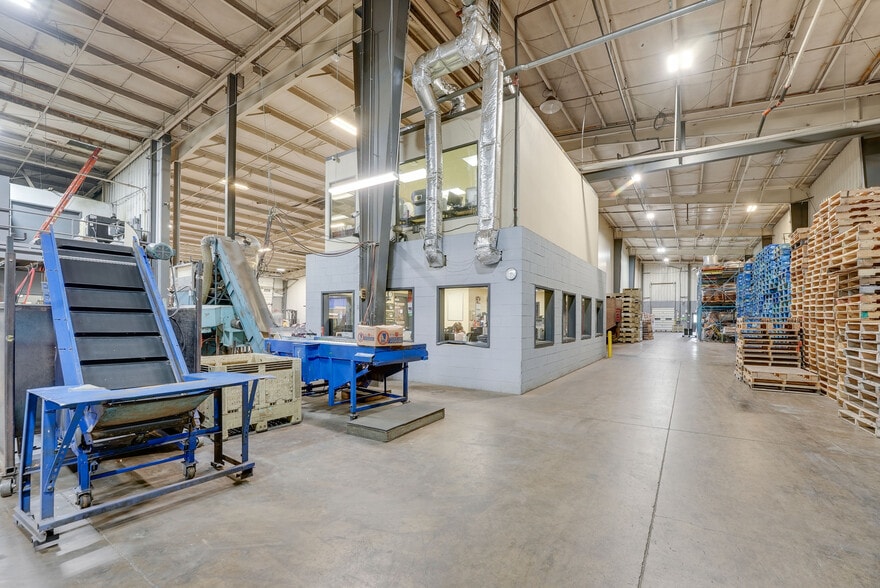 More Photos Of 400 Great Lakes Pky, Bellevue Warehouse For Sale