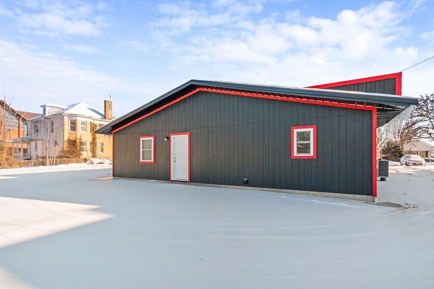 More Photos Of 121 N Folger St, Carrollton Office For Sale