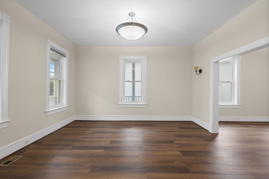 More Photos Of 8519 Chestnut Ave, Bowie Storefront For Sale
