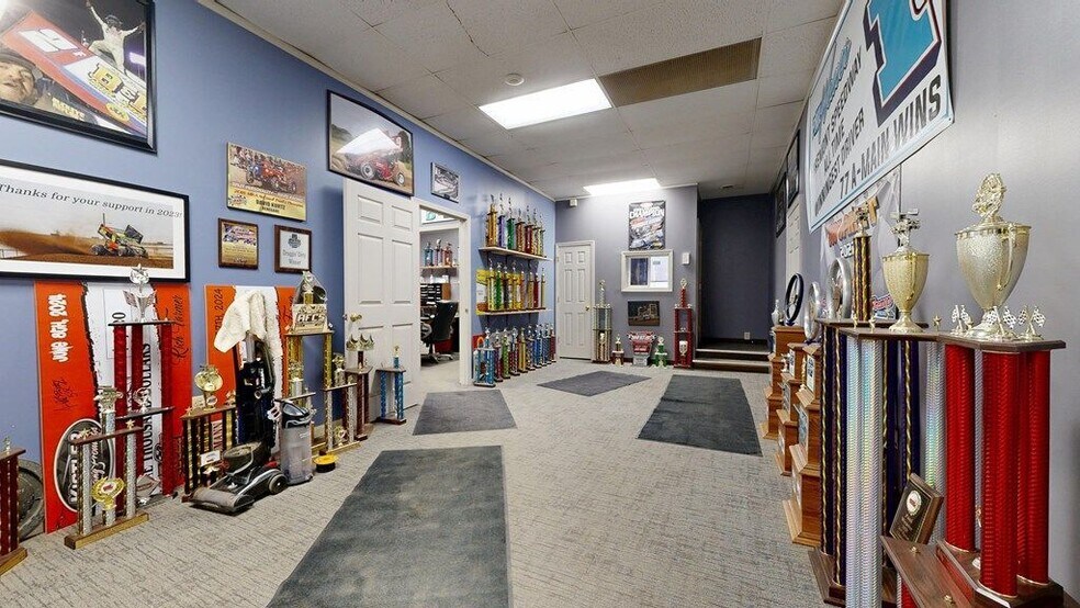 More Photos Of 401 Ashland Rd, Mansfield Freestanding For Sale