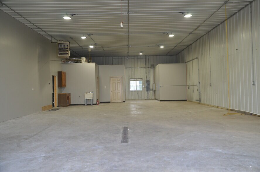 More Photos Of 181 Wolf St, Yorkville Warehouse For Sale