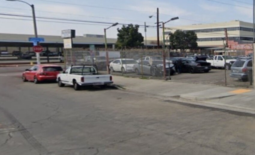 More Photos Of 6920 Central Ave, Los Angeles Auto Dealership For Lease