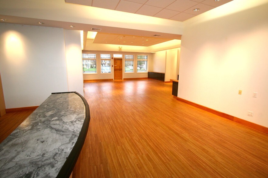 More Photos Of 245 Amity Rd, Woodbridge Storefront Retail Office For Lease
