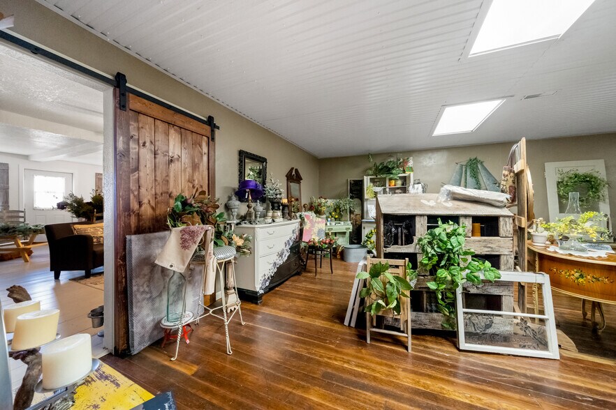 More Photos Of 122 E Cranston Ave, Fowler Flex For Sale