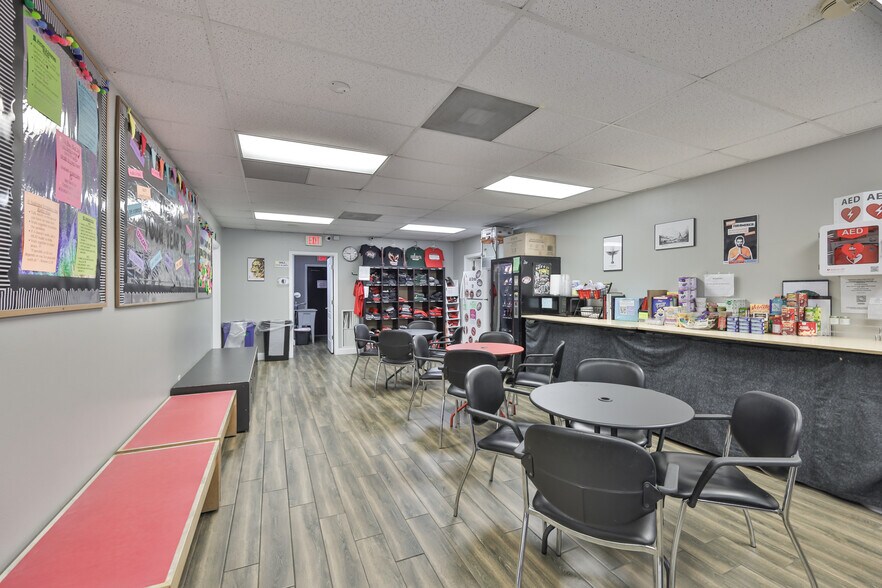 More Photos Of 307 S Parsons Ave, Brandon Storefront For Lease