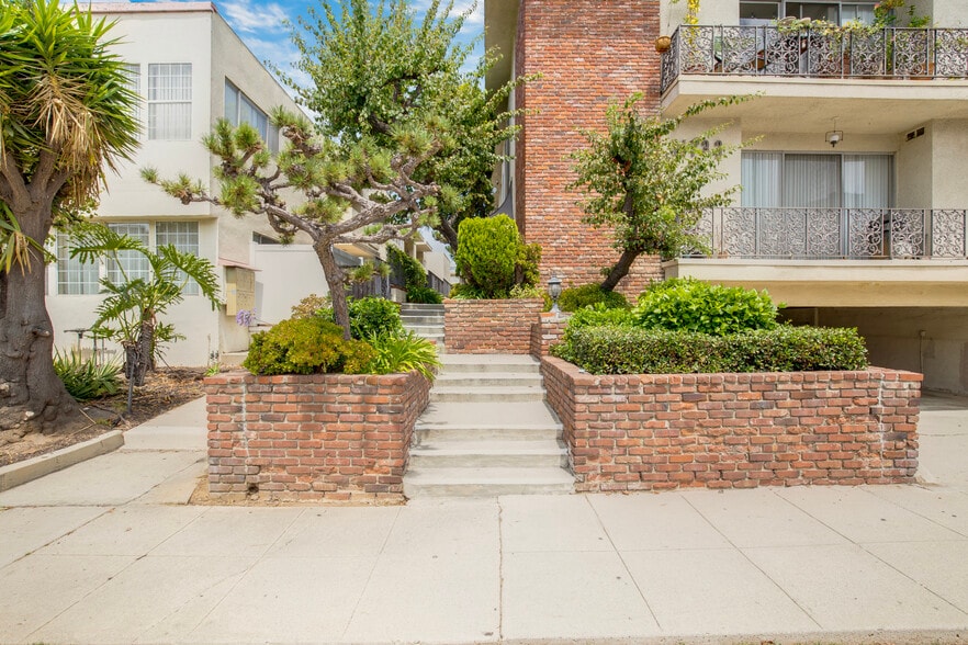 More Photos Of 11733 Mayfield Ave, Los Angeles Apartments For Sale