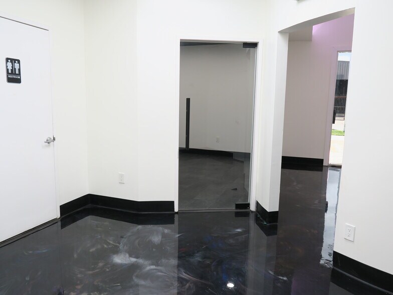 More Photos Of 5830 Star Ln, Houston Light Distribution For Lease