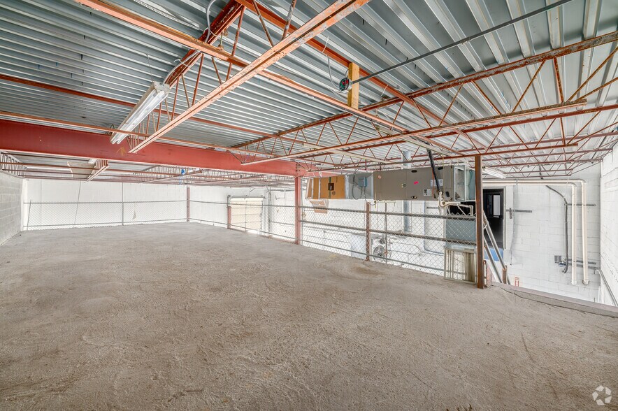 More Photos Of 630 Maryland Ave, Charleston Warehouse For Lease