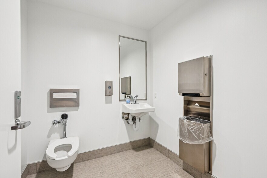 More Photos Of 201-219 N 15th St, Philadelphia Medical For Lease