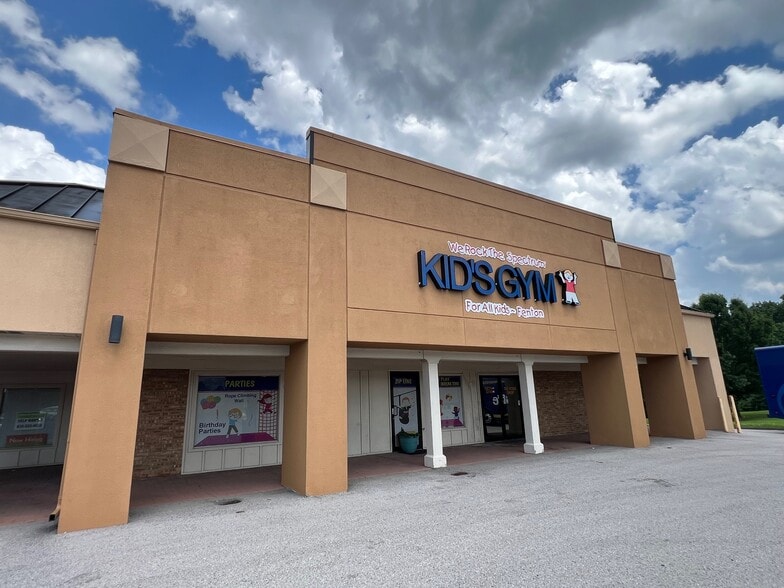 More Photos Of 2099 Bentley Plz, Fenton Unknown For Lease