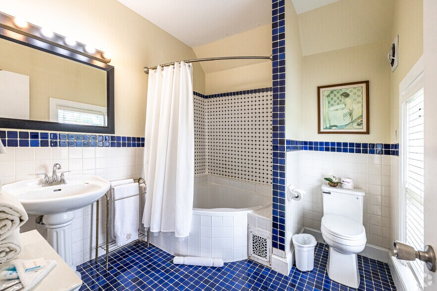 More Photos Of 910 River Rd, Wisconsin Dells Hotel For Sale