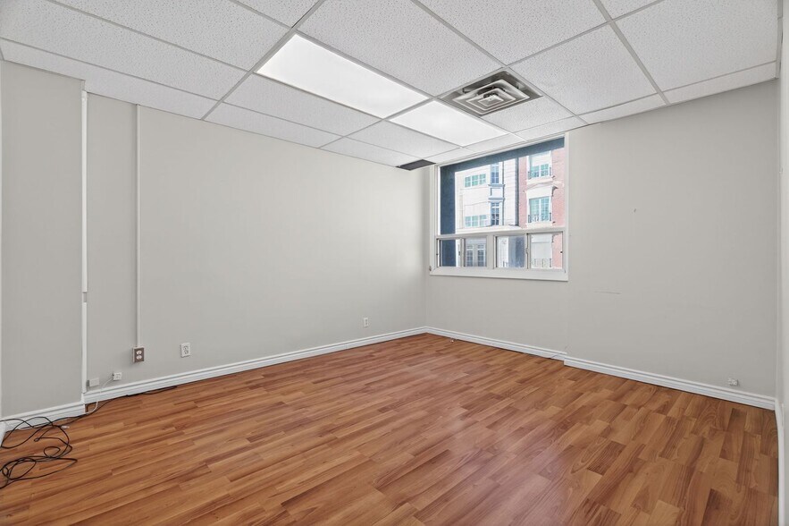 More Photos Of 256-260 Church St, Oakville Storefront Retail Office For Lease