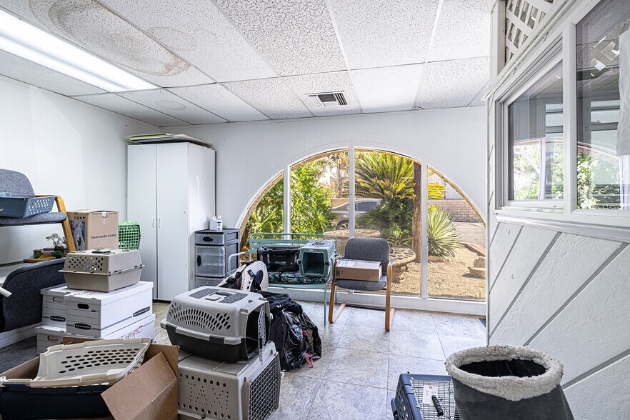 More Photos Of 26055 Bouquet Canyon Rd, Santa Clarita Veterinarian Kennel For Sale